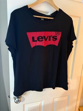 Levi’s NWT women’s plus size 1X black large logo short sleeve shirt
